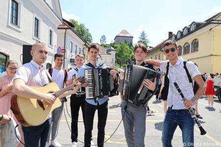 Kamnik danes v znamenju maturantske četvorke, v kateri je zaplesalo preko 200 maturantk in maturantov (11)